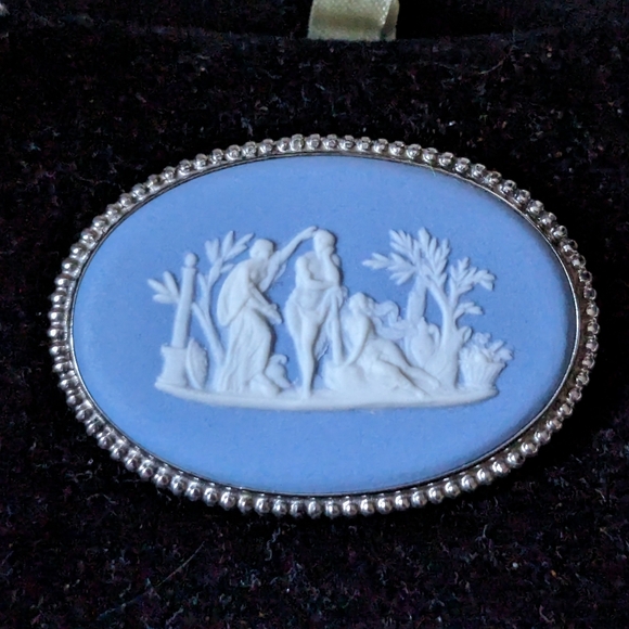 Wedgwood Jasperware Brooch - Vintage in Original Box - Picture 2 of 8